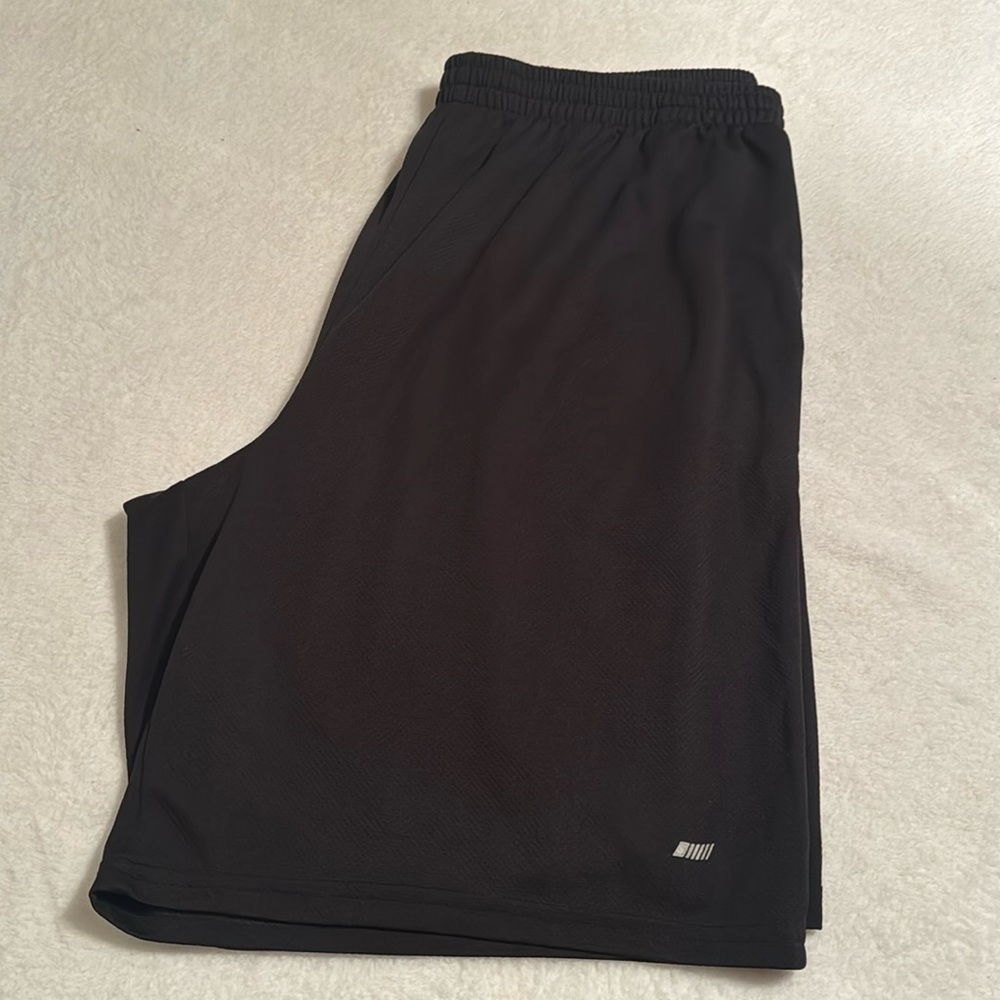 Men’s Amazon Essentials casual shorts, size 2XL